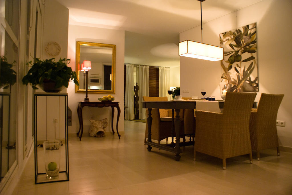 Penthouse Alora Apartman Szoba fotó